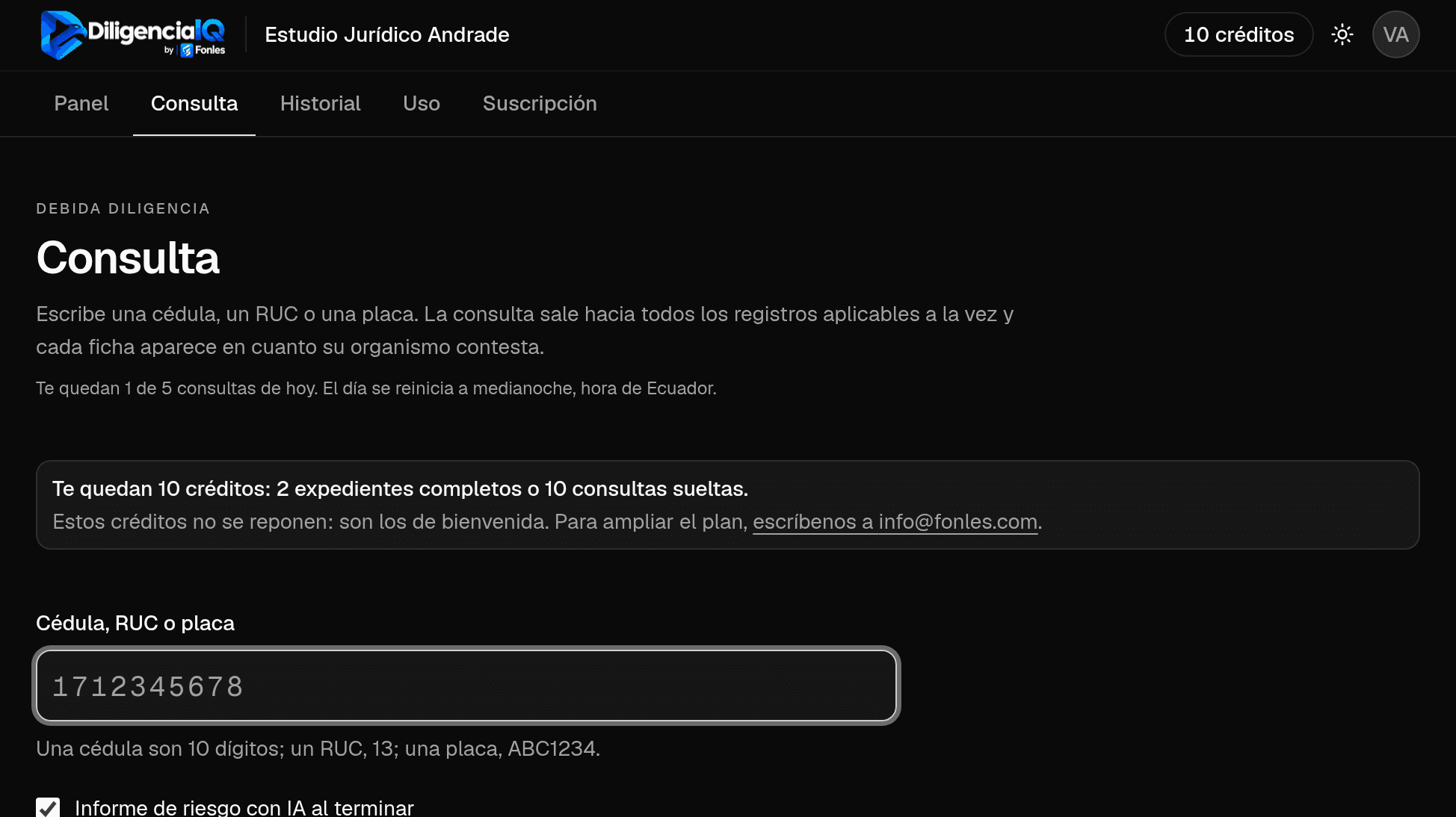 El proceso entero, de la cédula a los dos PDF. Vídeo o captura larga: se escribe el número, las fichas van apareciendo una a una según contesta cada organismo, y al final el informe de la IA con las citas y los dos PDF listos para descargar.